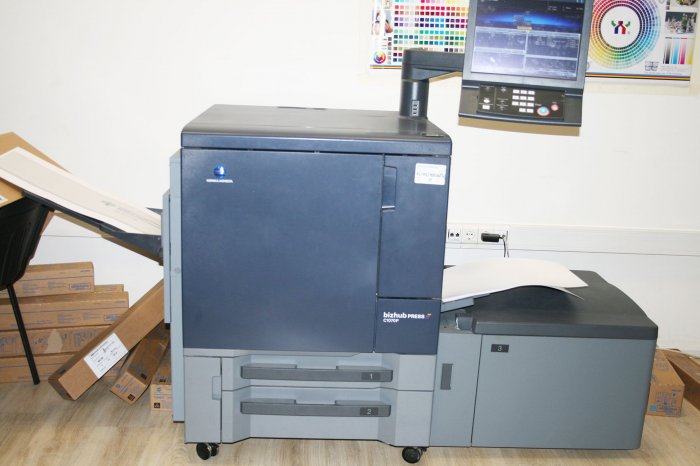 В связи с большой загрузкой на баннерную печать (листы до 330х1200) было принято решение об установке доп.цифровой машины Konica Minolta C1070/P.
