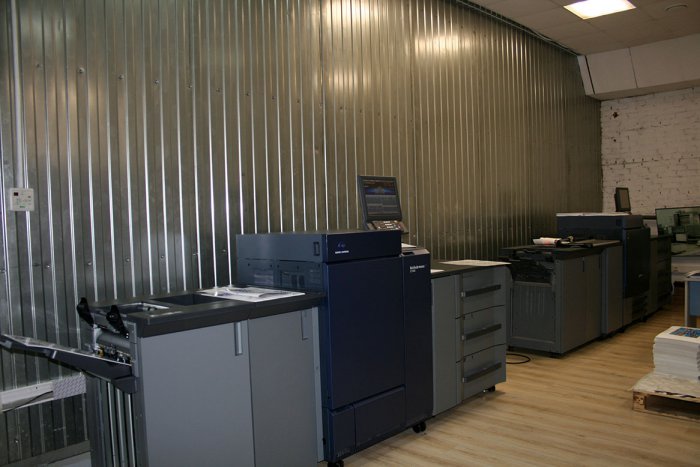 Установка промышленной машины полноцветной печати Konica Minolta C1100