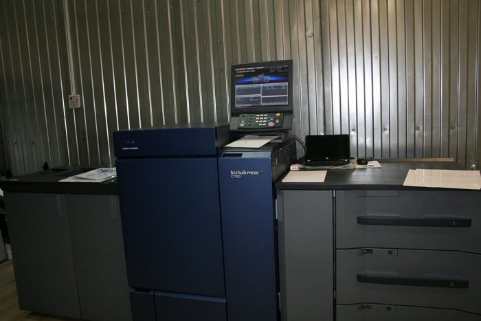 Установка промышленной машины полноцветной печати Konica Minolta C1100